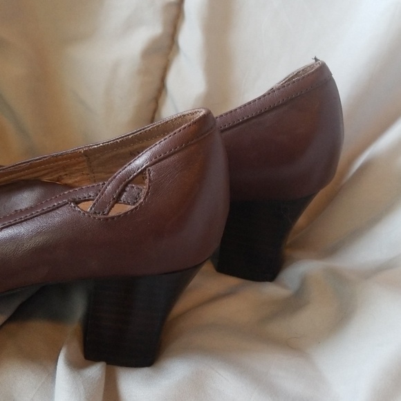 CLARKS STRICTLY COMFORT Brown Heels - Picture 3 of 8